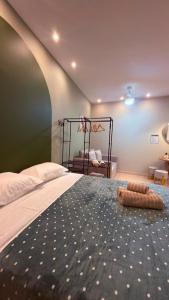 a bedroom with a large bed with a green wall at Studio no Centro do Rio l Próximo ao Metrô e VLT in Rio de Janeiro +20 photos