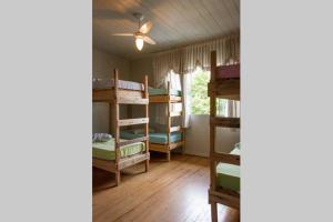 a room with bunk beds and a ceiling fan at Hostel Famiglia Susin in Caxias do Sul
