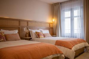 a hotel room with two beds and a window at Casa Bamba in Veracruz