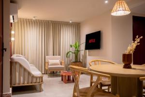 a living room with a table and chairs at Casa Bamba in Veracruz