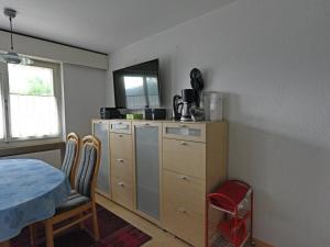 una cucina con tavolo, cassettiera, tavolo e sedie di Modern Apartment in Mastrils near Forest a Mastrils