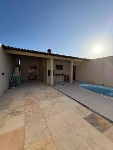 a large empty patio in a house with a pool at Casa TS Morro Branco in Beberibe
