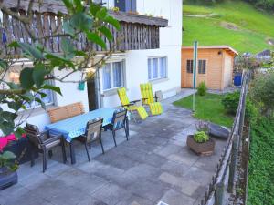 un patio con tavolo e sedie blu di Modern Apartment in Mastrils near Forest a Mastrils