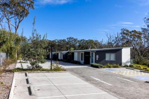 a house in the suburbs with a parking lot at Modern Queen Studio - 6 Mins to Callala Beach in Callala Beach