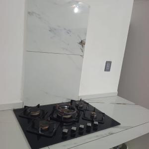a black stove top in a white kitchen at Quinta Bello Cielo in Montemorelos