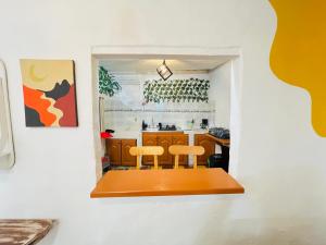 a kitchen with a table and two stools in it at Apto cerca al parque de Jardín in Jardin