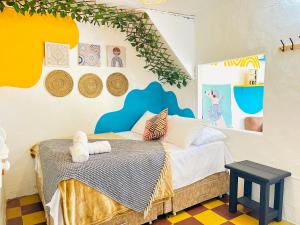 a bedroom with a bed with a blue and yellow wall at Apto cerca al parque de Jardín in Jardin