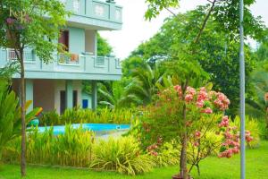 a resort with a swimming pool and a building at Kep Orchid Cafe in Phumĭ Dâmnăk Châng'aeur
