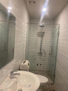 a bathroom with a shower and a sink and a toilet at Kep Orchid Cafe in Phumĭ Dâmnăk Châng'aeur +43 photos
