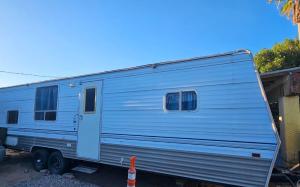 a blue trailer parked in a parking lot at Casa Rodante Tony 2 in San Felipe