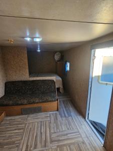 a small bedroom with a bed in a trailer at Casa Rodante Tony 2 in San Felipe