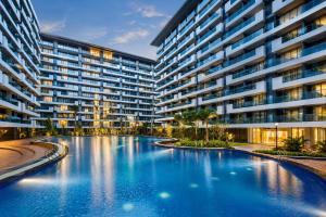 a large apartment building with a large swimming pool at Tian Yi International Hotel 天艺国际酒店 in Phnom Penh