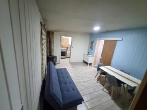 a room with a blue bench and a table and chairs at Departamento interior en el centro de llanquihue in Llanquihue