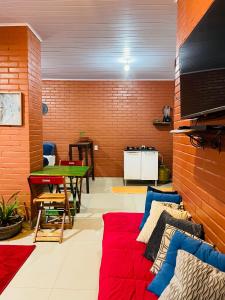 a living room with a red couch and a table at Casa Vilarejo São Jorge in Sao Jorge