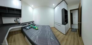 a room with a bed and a television in it at Moon bay 384 in Ðoan Xá