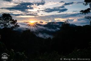 a view of the sun rising above the clouds in the mountains at Mây Măng Đen Villa in Chương Nghĩa