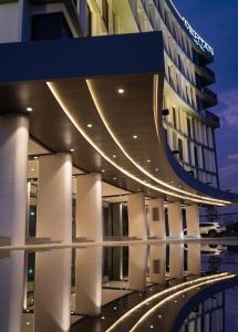 ein Gebäude mit Lichtern an der Seite in der Unterkunft Mehtan Hotel in Mae Sot