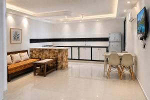 a living room with a couch and a table at Résidence Wissem in Ḩammām al Ghazzāz