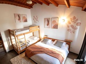 a bedroom with two beds and a bunk bed at CONFORT Room AIRE AC - Desayuno - Tv - Baño Compartido - Excelente Ubicación Muelle Cruceros - Exquisita Atención y Buen Ambiente in Cartagena de Indias