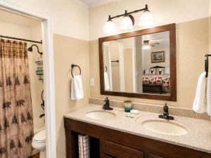 a bathroom with two sinks and a mirror at Chalet Rouge in Ruidoso +15 photos