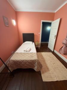 a small bedroom with a bed and a door at Imperial in Tamengos
