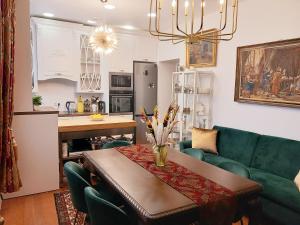 a living room with a table and a kitchen at Bed and Breakfast in Old Town in Naujoji Akmenė