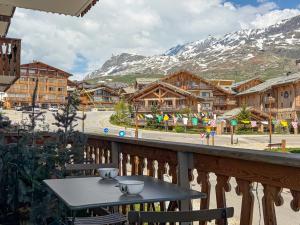 a table on a balcony with a view of a mountain at Homency - Résidence Ménandière V2 spot in L'Alpe-d'Huez