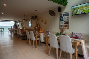 a dining room with a table and chairs at The Cosy New Appartement Fisherman in Bophut