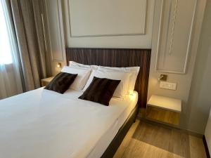 a bedroom with a bed with white sheets and pillows at Hotel Serafino in Padova