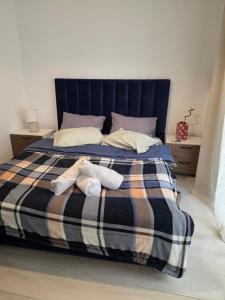 a bedroom with a bed with two towels on it at Mon jardin secret in La Marsa