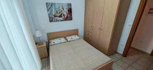 a small bedroom with a bed in a room at Argiro studios in Flogita