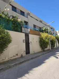a building with a door on the side of a street at Mon jardin secret in La Marsa