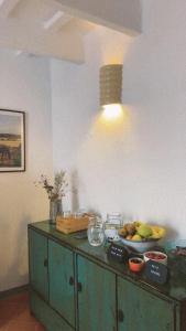 a table with a bowl of fruit and a light at Hotel Casa Fiets in Alaior