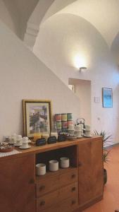 a wooden cabinet with cups and dishes on top of it at Hotel Casa Fiets in Alaior