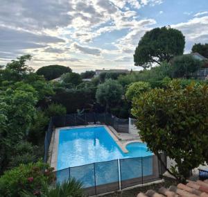 an overhead view of a swimming pool in a garden at Villa Ecluses Mediterranee in Portiragnes +18 photos
