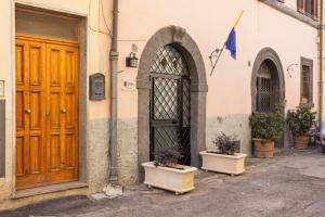 two potted plants sitting in front of a building at Il Butto - Loft Etrusco in Tarquinia