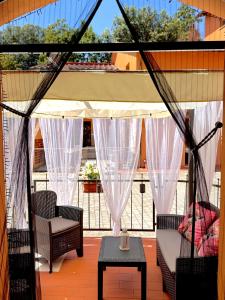a screened in porch with chairs and a table at Cottage La Fornace in Vicopisano