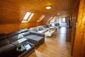 a living room with a couch and a table at Mihály Kulcsos Vendeghaz in Őriszentpéter