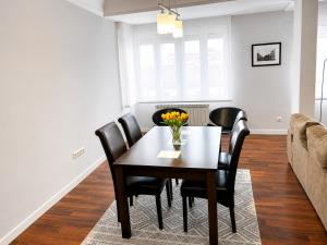 a dining room with a table and chairs at Apartamento La Cava in Calahorra