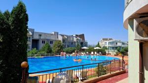 a large swimming pool with people in it at Peaceful Retreat at Sunset Resort Complex, Kosharitsa in Kosharitsa