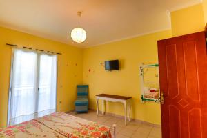 a bedroom with a bed and a table and a window at Villa Ladina in Lygia