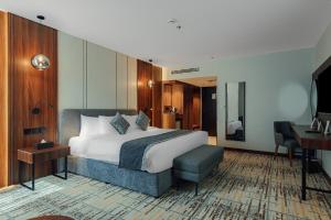 Llit o llits en una habitació de VERTA Hotel Al Olaya Riyadh 28 fotos més