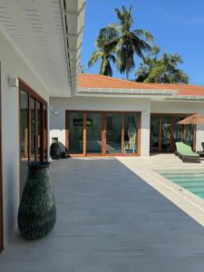 an external view of a house with a swimming pool at Villa Palm Sip Sam in Ko Phangan