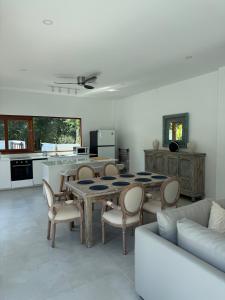a kitchen and dining room with a table and chairs at Villa Palm Sip Sam in Ko Phangan