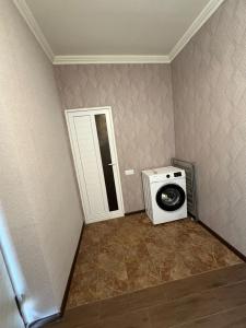 a laundry room with a washing machine and a mirror at fam rest in Garni