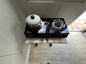 an overhead view of a stove on a table in a house at Casa Blanca in Vadul lui Vodă
