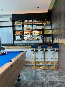 Eine Bar mit Billardtisch und Barhockern in der Unterkunft Villa996 in Ban Bang Pi