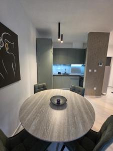 a round table in a room with a kitchen at Eclipse Luxury Suite in Šušanj +1 photo