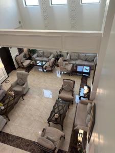 an overhead view of a waiting room with couches and chairs at شقق برج نوران للشقق المخدومة Nouran Tower Serviced Apartments in Al Khobar