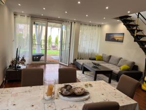 a living room with a couch and a table at Casa 18 in Sveti Vlas